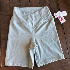 New w/ tags YOGALICIOUS crossover everyday 7” front V bike short in green milieu